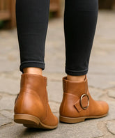 Comprar botinha feminina cano curto marrom em couro com solado antiderrapante e fivela elegante para looks urbanos confortáveis em promoção AREZZO